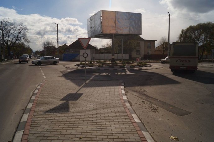 У мікрорайоні Росвигово в Мукачеві завершується облаштування нового перехрестя – 05