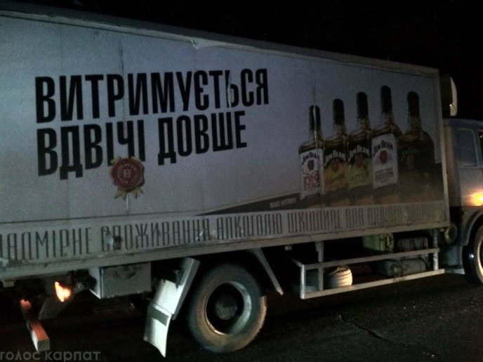 На Виноградівщині перевернулася фура з алкоголем – 02 На Виноградівщині перевернулася фура з алкоголем – 02