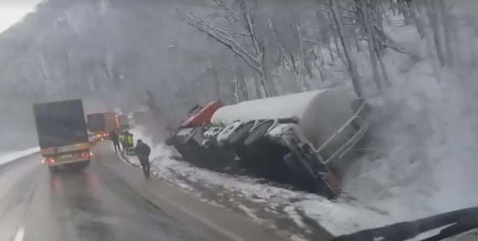 ДТП на трасі "Київ-Чоп" біля Сваляви: перекинулись бензовоз та вантажівка – 01