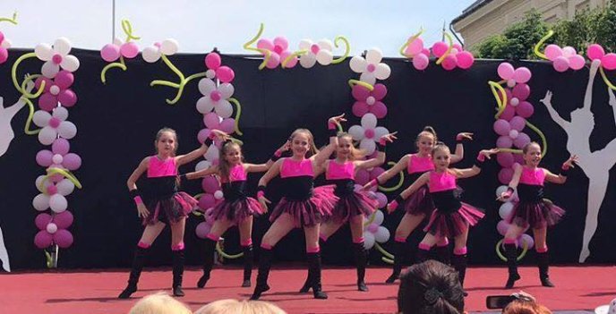 У центрі Мукачева провели танцювальне свято – 16