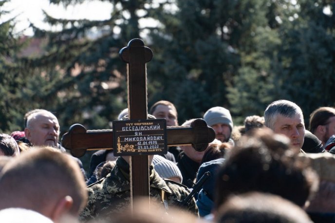Сьогодні в Ужгороді поховали двох захисників України – 03