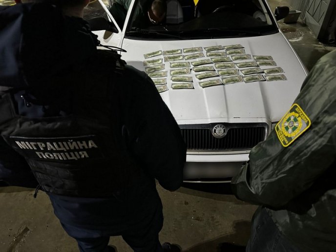 На Закарпатті намагалися за 6 тисяч доларів "домовитися" з прикордонником про переправу через кордон чоловіків призовного віку – 03