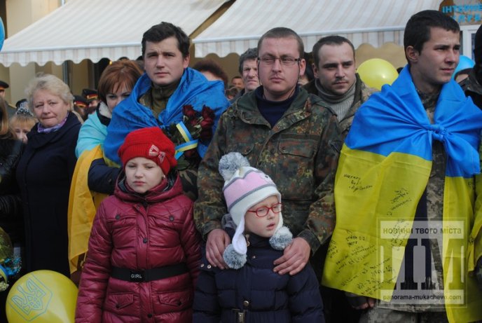 У Мукачеві з оплесками зустрічали героїв-бійців 128-ої бригади (ФОТОРЕПОРТАЖ) – 31