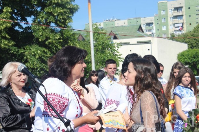 У Мукачівській ЗОШ №11 урочисто відзначили свято останнього дзвоника – 30 У Мукачівській ЗОШ №11 урочисто відзначили свято останнього дзвоника – 30