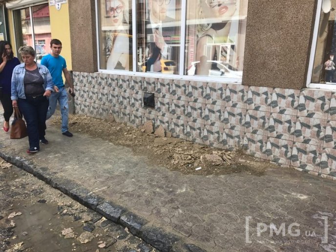 У Мукачеві на голови людей падала штукатурка – 02