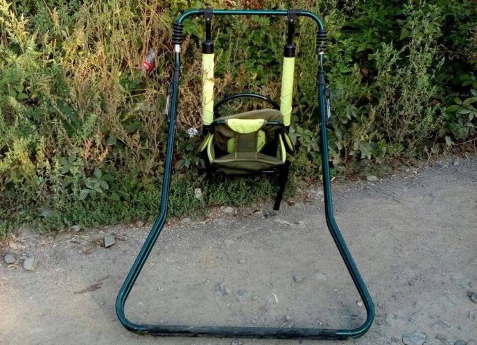 Патрульні Ужгорода наздогнали чоловіка з наркотиками і дитячою гойдалкою – 02