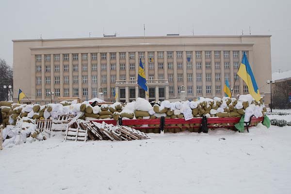 Ужгород мітингує: барикади стоять, люди прибувають, “ефект Грушевського” присутній (ФОТО) – 01 Ужгород мітингує: барикади стоять, люди прибувають, “ефект Грушевського” присутній (ФОТО) – 01