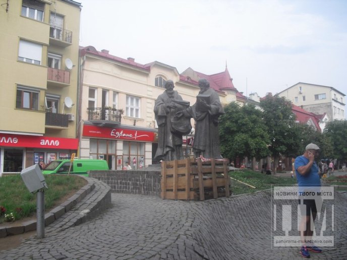 Зручність для туристів: до пам’ятника Кирилу та Мефодію у Мукачеві споруджують сходи (ФОТО) – 03