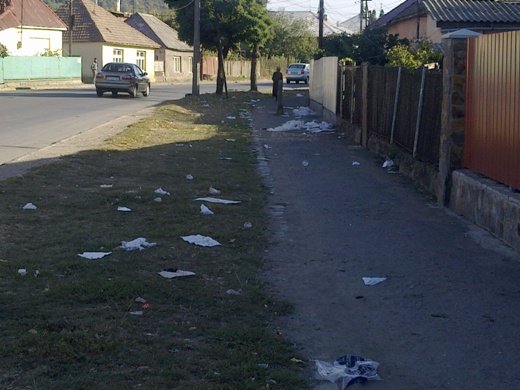 Через циганський базар у Мукачеві прилеглий мікрорайон тоне у смітті (ФОТО) – 03