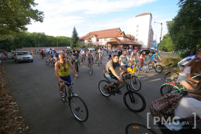 Велозаїзд у День Незалежності України та "кольоровий" флешмоб у Мукачеві: як це було – 15