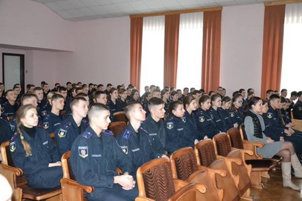 Головний поліцейський Закарпаття разом зі своїм донецьким колегою гостювали у Юридичному ліцеї імені Ярослава Кондратьєва – 02 Головний поліцейський Закарпаття разом зі своїм донецьким колегою гостювали у Юридичному ліцеї імені Ярослава Кондратьєва – 02