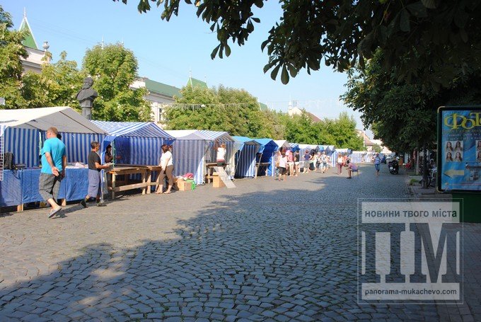 У Мукачеві розпочався традиційний шкільний ярмарок (ФОТОРЕПОРТАЖ) – 02