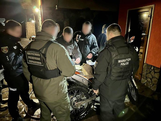Поліція розповіла про затримання організатора каналу з переправлення чоловіків за кордон – 03 Поліція розповіла про затримання організатора каналу з переправлення чоловіків за кордон – 03