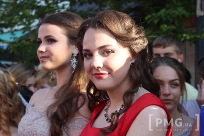 Свято випускників у Мукачеві: вальс, усмішки та селфі – 18 Свято випускників у Мукачеві: вальс, усмішки та селфі – 18