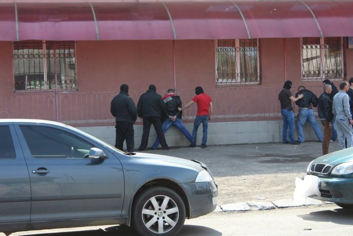 У Мукачеві в мікрорайоні "Паланок" спецпризначенці затримали двох міліціонерів-хабарників (ФОТО) – 03 У Мукачеві в мікрорайоні "Паланок" спецпризначенці затримали двох міліціонерів-хабарників (ФОТО) – 03