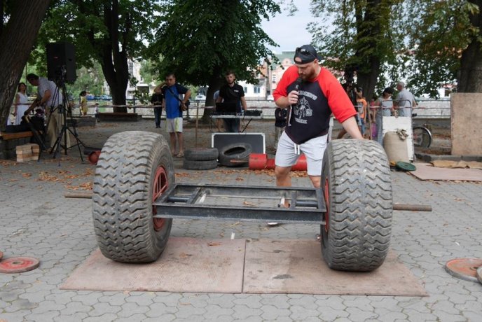 В Ужгороді під дощем змагались силачі – 14 В Ужгороді під дощем змагались силачі – 14