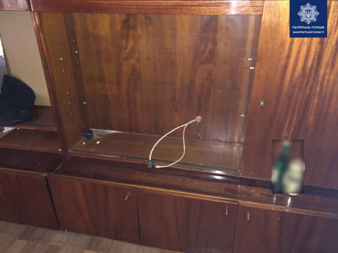 Закарпатець навідався до колишньої дружини. Їй довелося викликати поліцію – 01