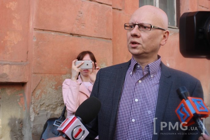 У центрі Мукачева люди вийшли на пікет: принесли шини і вимагають повернути вкрадені гроші – 06