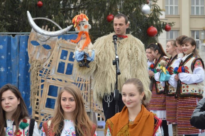 Біля Закарпатської ОДА урочисто відкрили головну ялинку області – 07