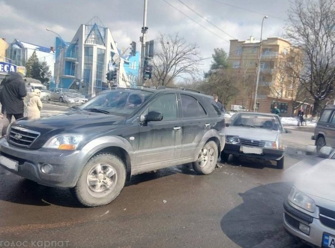 В Ужгороді сталася аварія: зіткнулися два автомобілі "КІА" та "ВАЗ" – 01