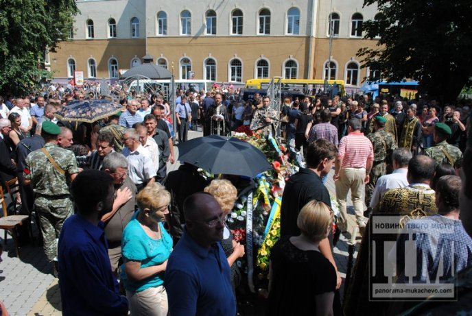 "Герої не вмирають!"У Мукачеві попрощалися з Вільгельмом Штольцелем, полеглим під Зеленопіллям (ФОТО) – 12