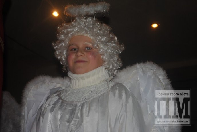 У Мукачеві святковими вогнями запалили головну новорічну красуню міста (ФОТОРЕПОРТАЖ) – 13 У Мукачеві святковими вогнями запалили головну новорічну красуню міста (ФОТОРЕПОРТАЖ) – 13
