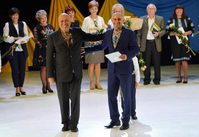 Геннадій Москаль відзначив ужгородську вчительку "Золотим ведмедиком" – 08