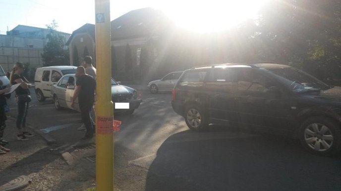 Потрійна ДТП в Ужгороді: зіткнулись "Volkswagen", "Mercedes" і "Renault" – 04