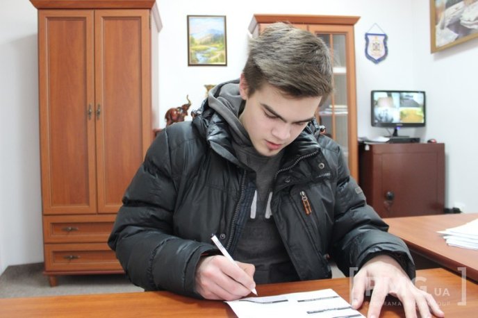 Першим сімом 16-річним мукачівцям вручили нові ID-картки – 01 Першим сімом 16-річним мукачівцям вручили нові ID-картки – 01
