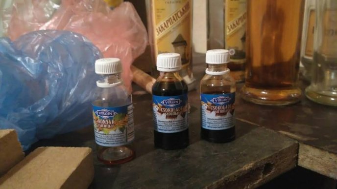 Правоохоронці Ужгорода виявили цех по виробництву "лівої" горілки та коньяку – 04