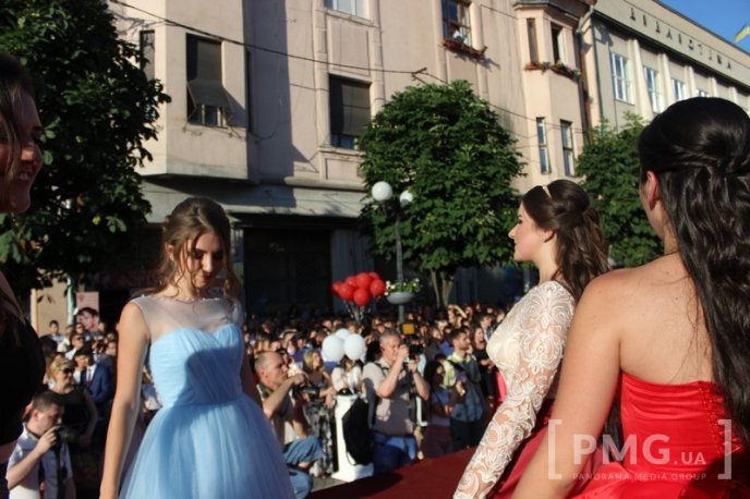 Мукачівські випускники станцювали прощальний вальс у центрі міста – 20