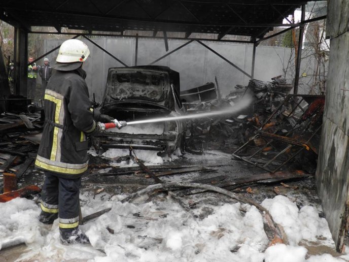 Офіційно про вибух в Ужгороді: внаслідок пожежі чоловік отримав опіки – 01