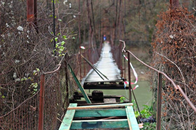 На Перечинщині людина провалилась крізь пошкоджене покриття аварійного мосту – 02