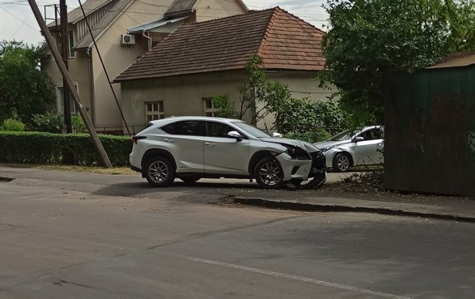 В Ужгороді сталась ДТП за участі автомобіля Lexus – 04