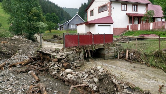 Селевий потік на Рахівщині затопив людські двори та пошкодив мости – 16 Селевий потік на Рахівщині затопив людські двори та пошкодив мости – 16
