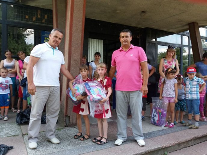 Першокласники із 12 сіл Тячівщини отримали шкільні ранці та приладдя – 06