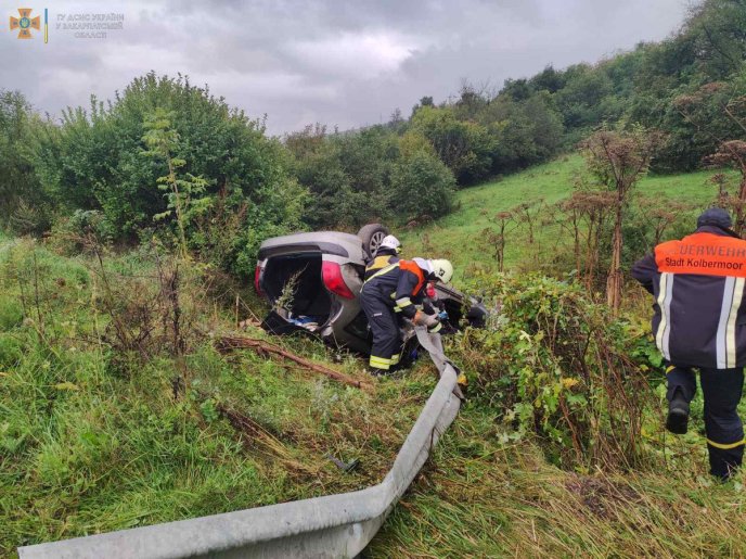Водійку Peugeot затисло в машині: на Закарпатті трапилась аварія – 01