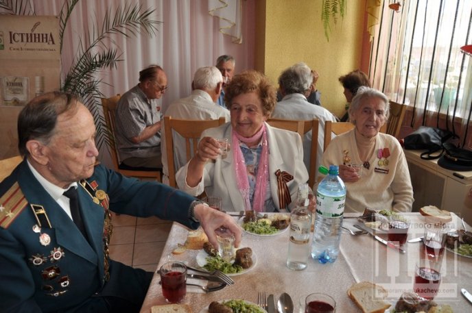 Мер Мукачева випив з ветеранами "фронтові" 100 грам (ФОТО) – 10