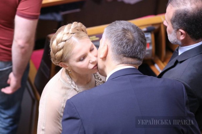 Журналісти зловили Балогу з Тимошенко під час "милої" бесіди – 04