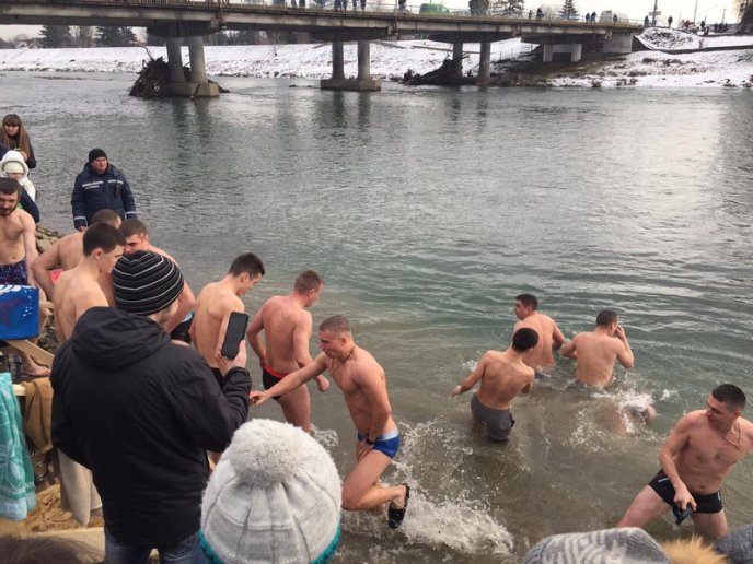 Як у Мукачеві воду освячували та занурювалися в Латорицю – 09