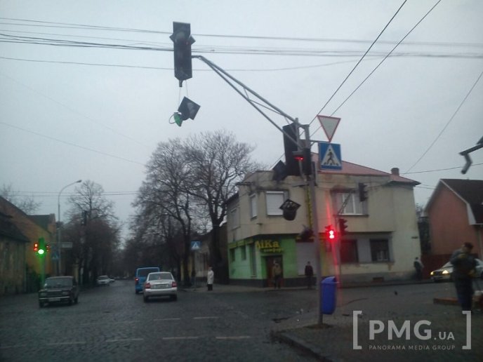 На перехресті вулиць Духновича – Садової – Стуса у Мукачеві розтрощений світлофор – 01