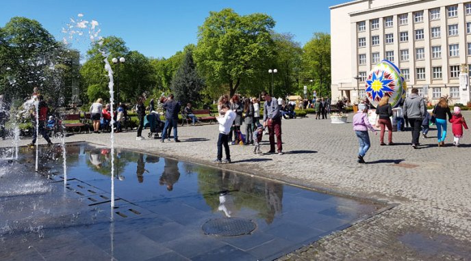 Поливаний понеділок: ужгородці кидають одне одного у фонтан – 03 Поливаний понеділок: ужгородці кидають одне одного у фонтан – 03