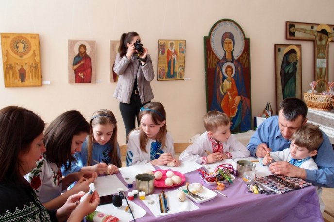 В Ужгороді провели майстер-клас для дітей «Чарівний світ писанки» – 04 В Ужгороді провели майстер-клас для дітей «Чарівний світ писанки» – 04