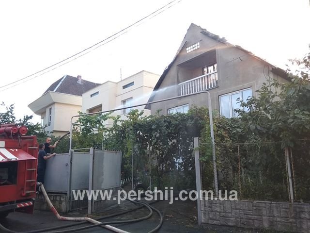 У мікрорайоні Росвигово в Мукачеві горить будинок – 05