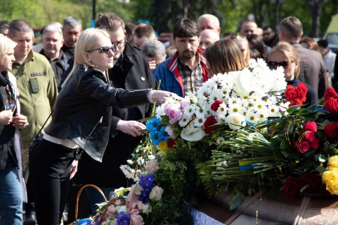 Назавжди залишиться у серцях: сьогодні закарпатці прощалися з 36-річним Героєм – 03 Назавжди залишиться у серцях: сьогодні закарпатці прощалися з 36-річним Героєм – 03