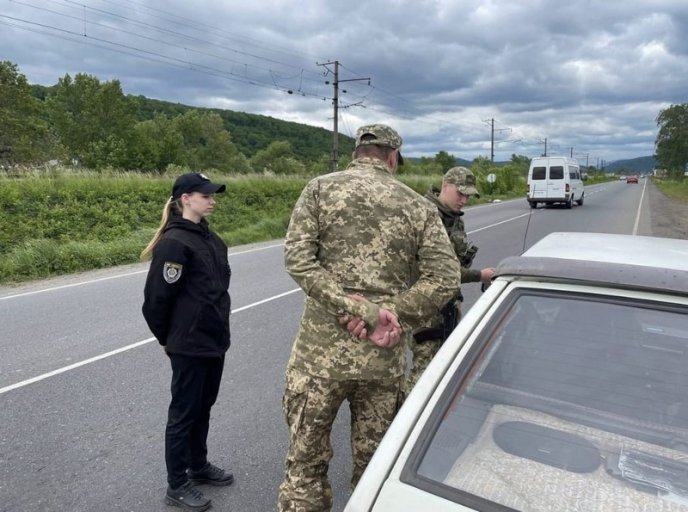 На кордоні зі Словаччиною затримали 6 чоловіків – 03