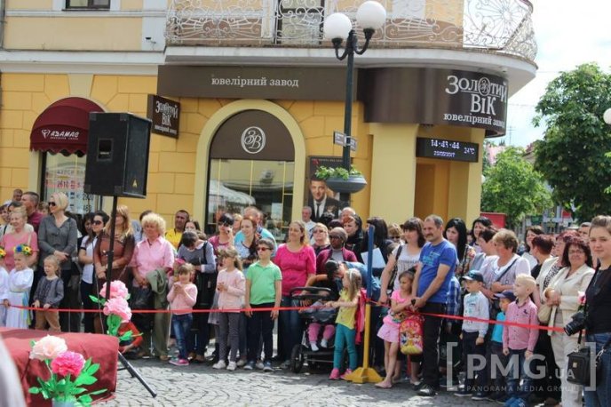 Центр Мукачева перетворився на великий концертний майданчик – 07