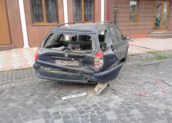 Цієї ночі у Виноградові сталась ДТП: водій, який скоїв аварію, втік з місця події – 01