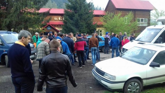 Обурені закарпатці перекрили дорогу "Хуст-Долина" – 01