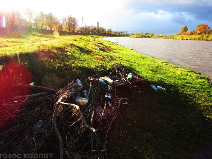 На березі Латориці у Мукачеві з’явилися купи пластикового сміття – 06 На березі Латориці у Мукачеві з’явилися купи пластикового сміття – 06